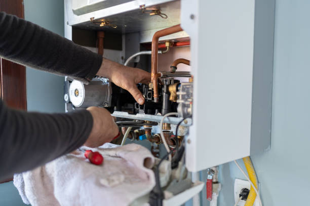 Técnico reparando los componentes internos de una caldera de gas en Barcelona