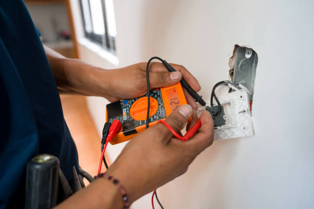 Electricista revisando una avería eléctrica en el cuadro de una vivienda en Barcelona